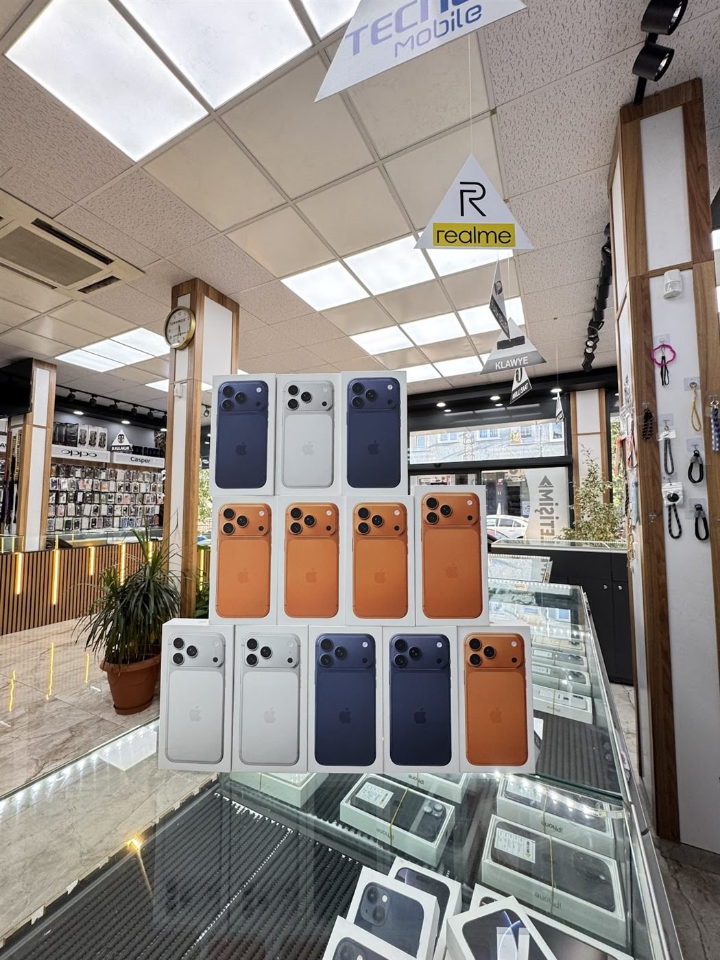 Telefon vitrini ve mağaza ortamı
